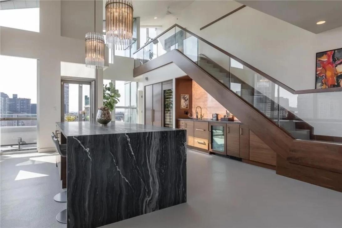 Skyline Downtown Penthouse *
